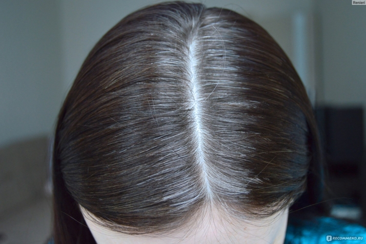 Черные волосы с отросшими седыми корнями