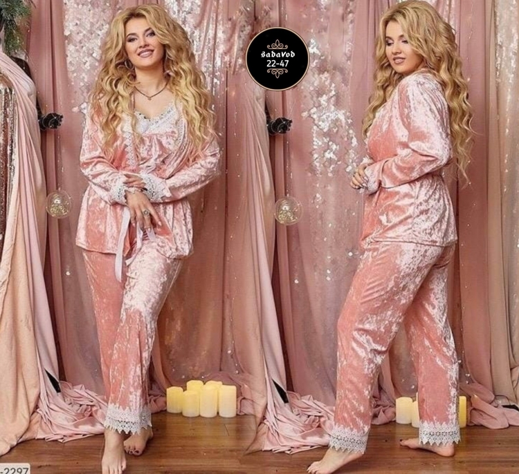 Селфи в облегающем платье