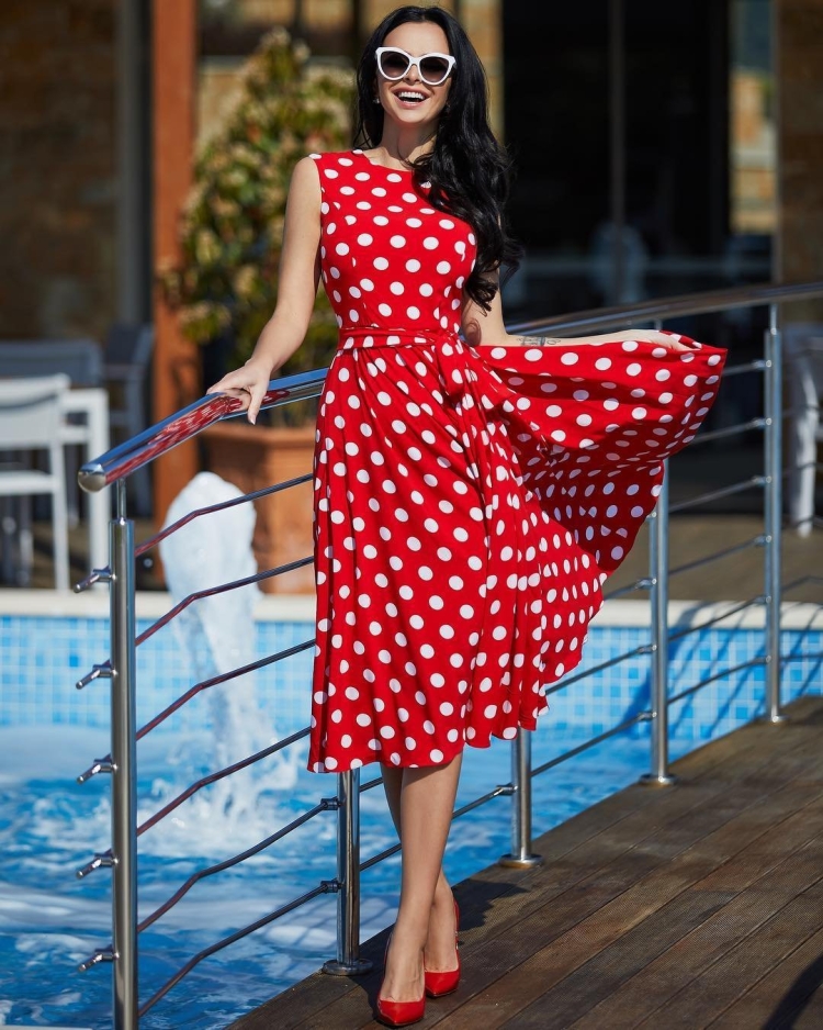 Платье красное в горох.