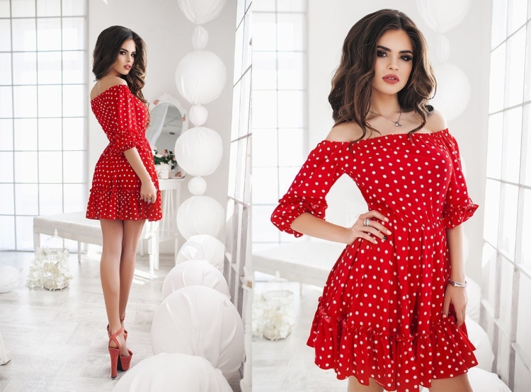 Короткое платье в горошек