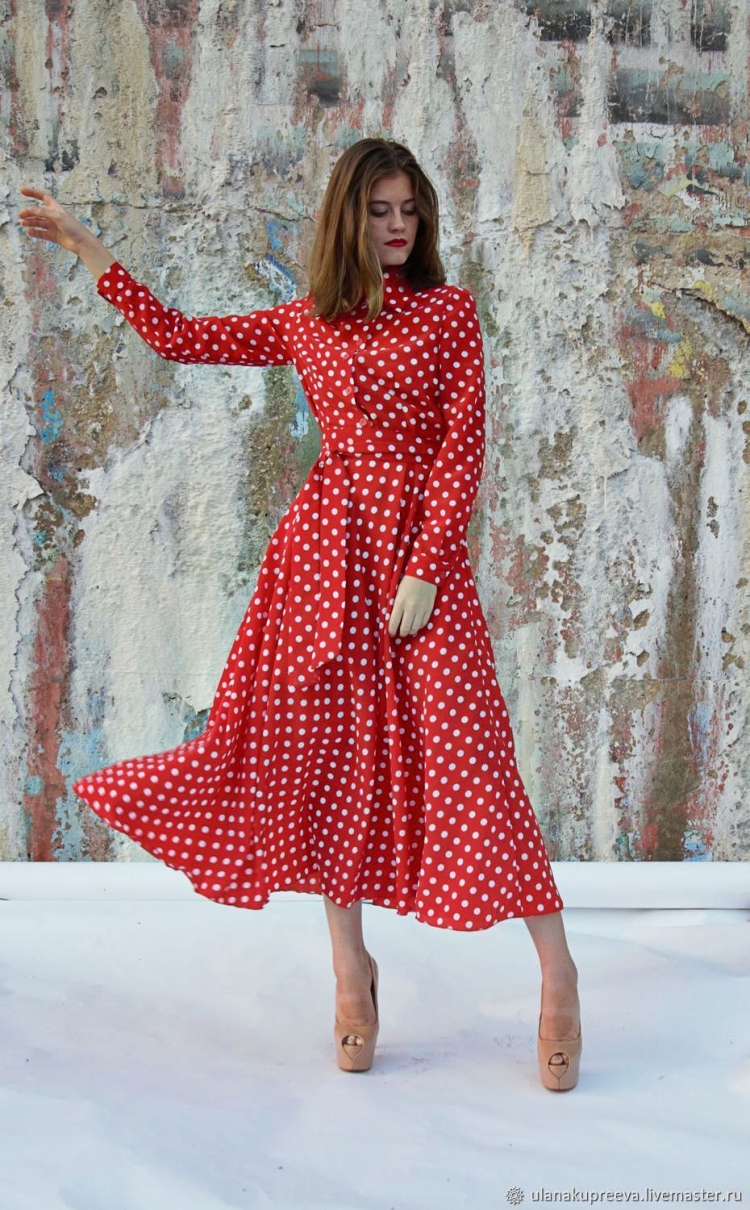 Шелковое платье в горошек