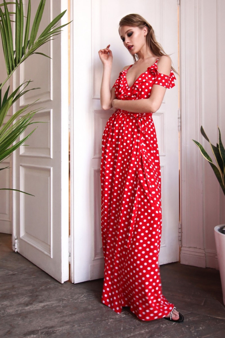 Красное платье в горошек в пол