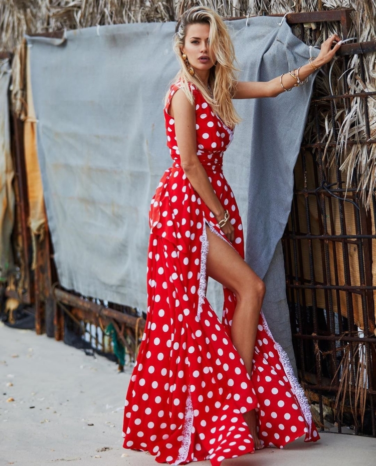 Виктория Боня в платье