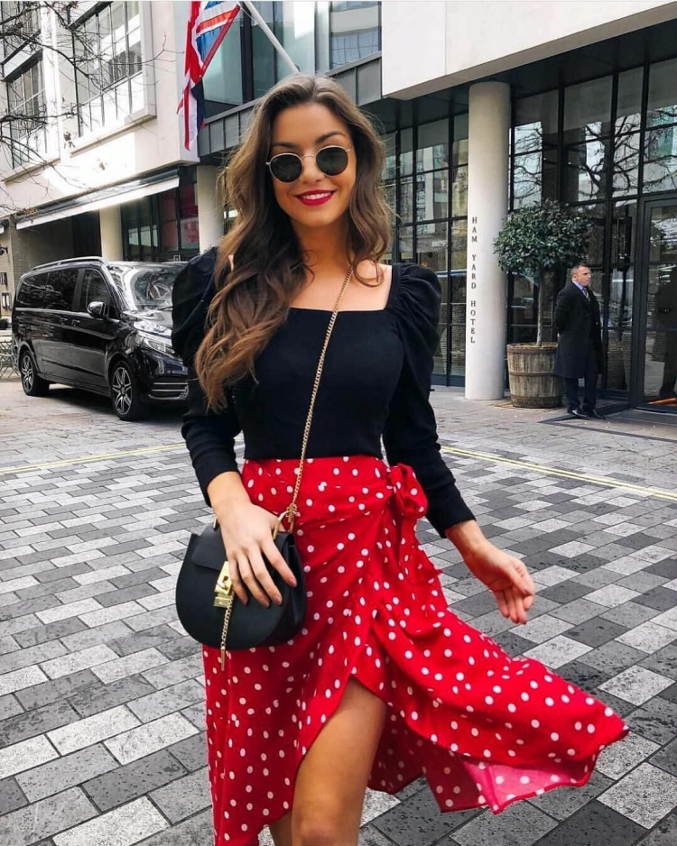 Красная юбка в горошек