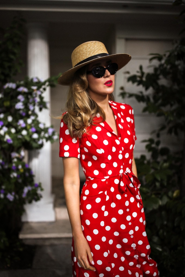 Платье красное в горох.