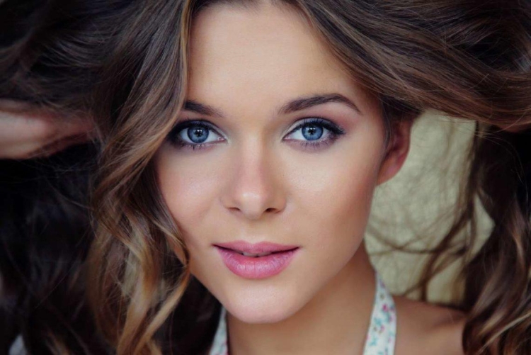 Макияж для голубоглазых шатенок