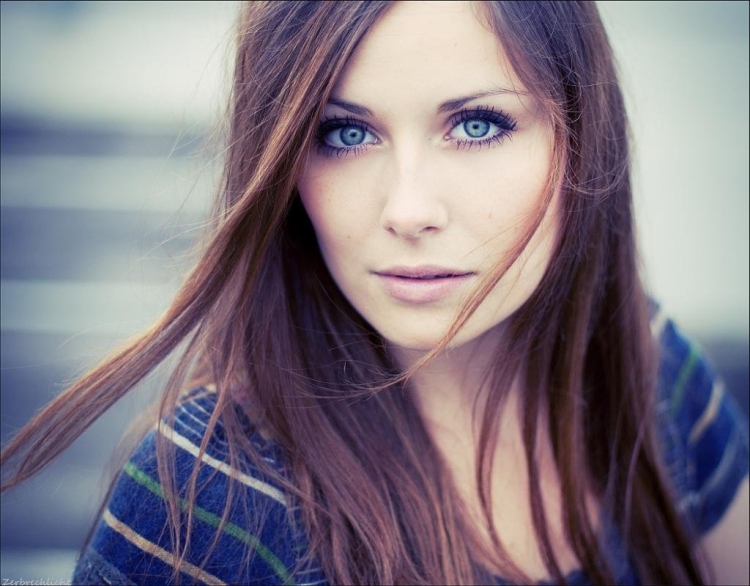 Шатенка с синими глазами
