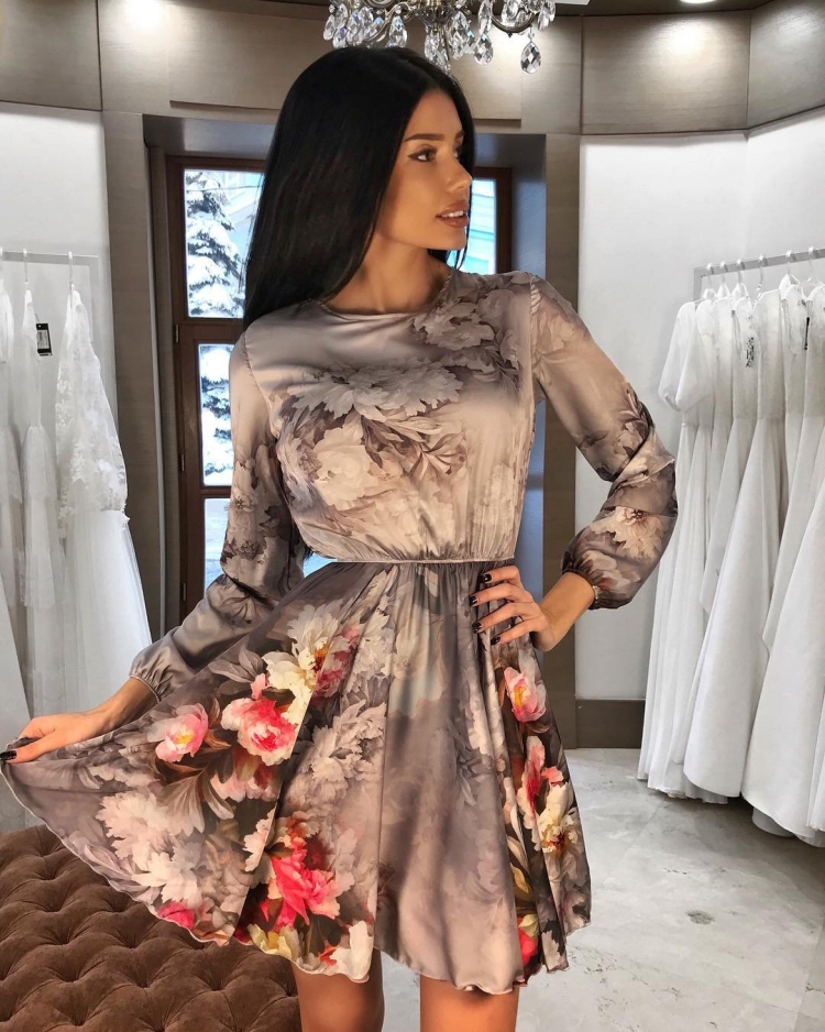 Бежевое шифоновое платье