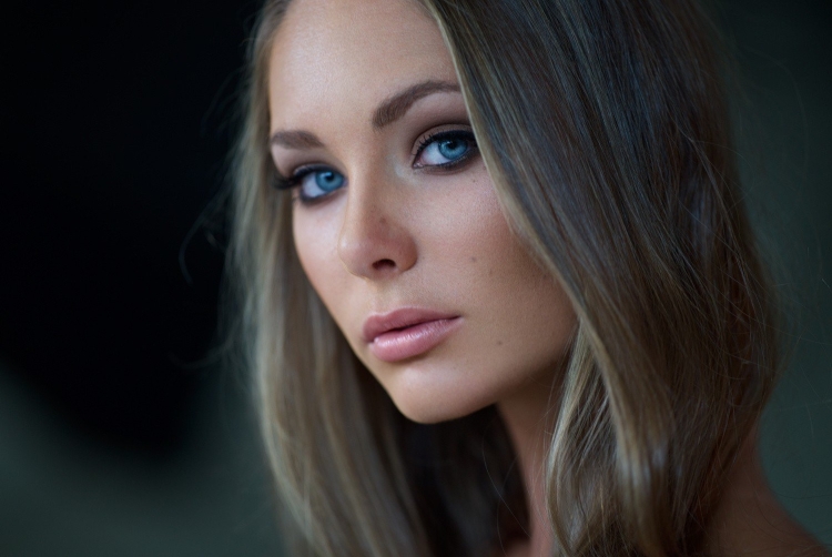 Русая с зелеными глазами