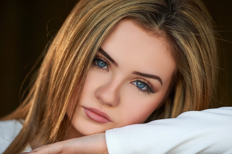 Русые волосы и голубые глаза