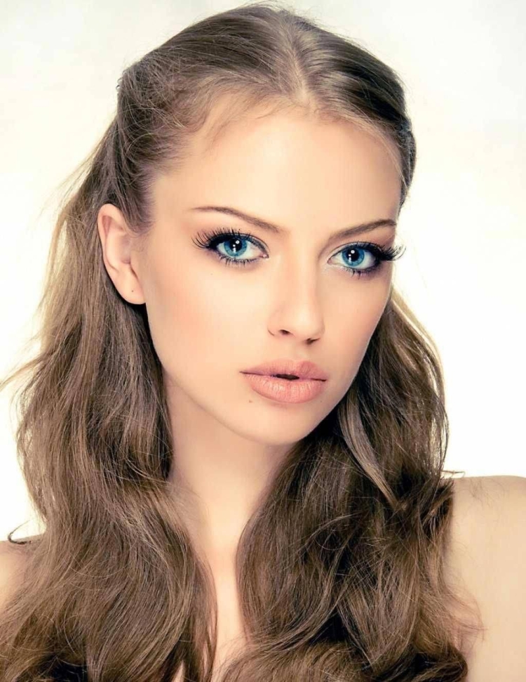 Макияж для голубых глаз и русых волос