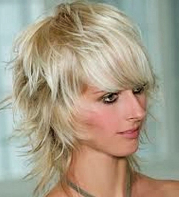 Стрижка Боб+Каскад с короткой макушкой на средние волосы