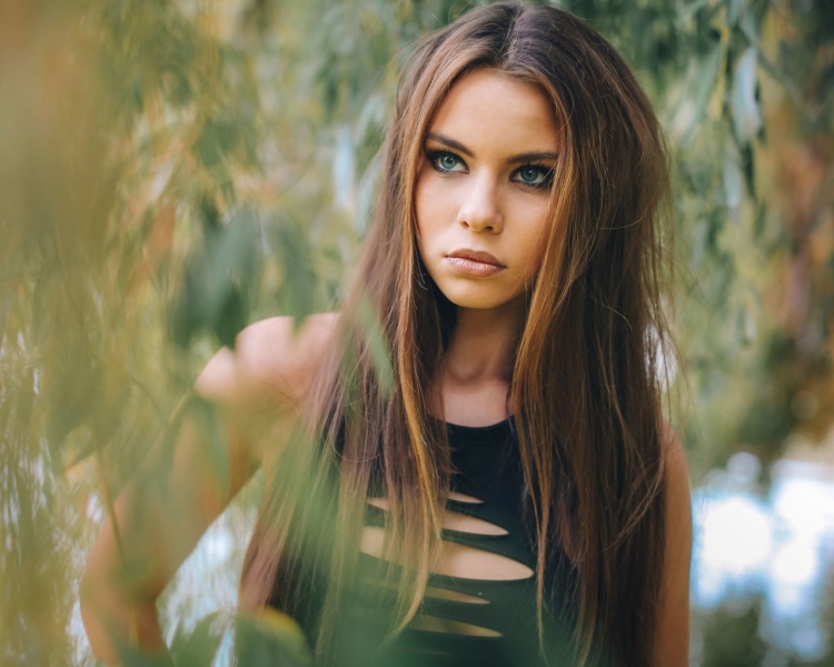 Шатенка с голубыми глазами