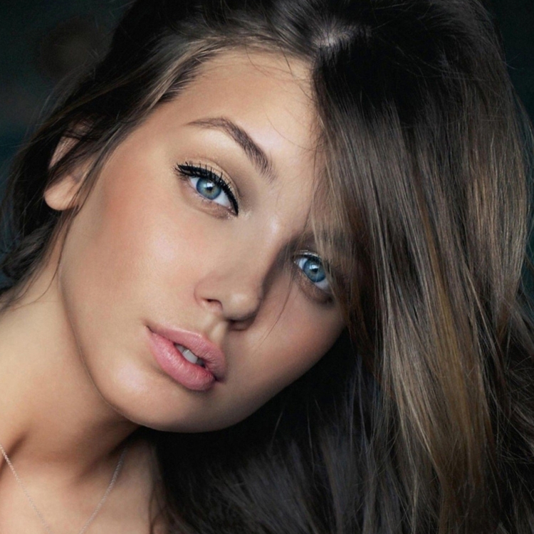 Шатенка с голубыми глазами