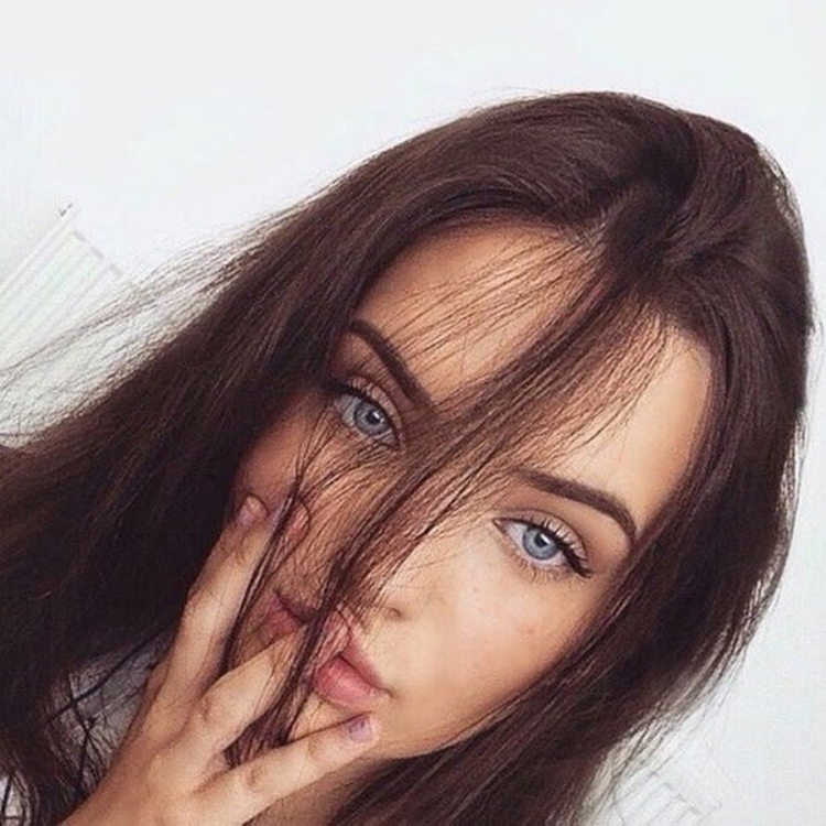 Каштановые волосы и голубые глаза