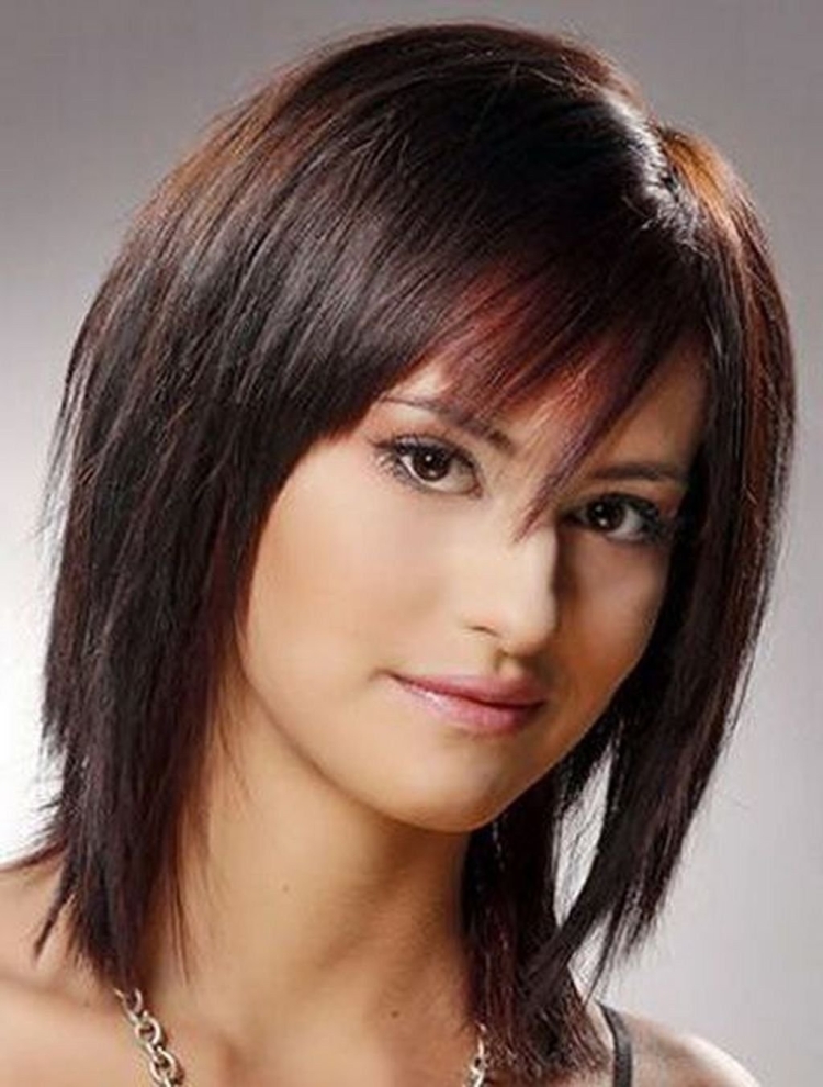 Стрижка Скат на средние волосы с чёлкой