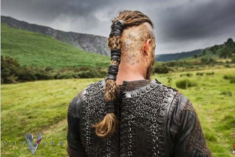Викинги Рагнар прическа