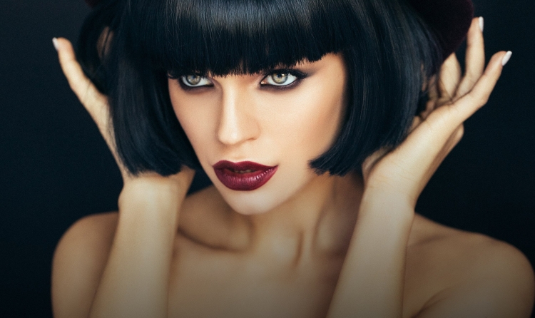 Брюнетка с каре