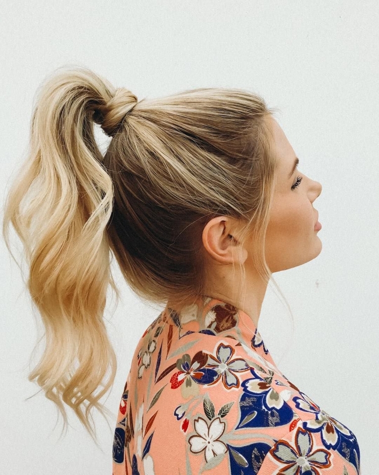 Мелированные волосы в хвосте