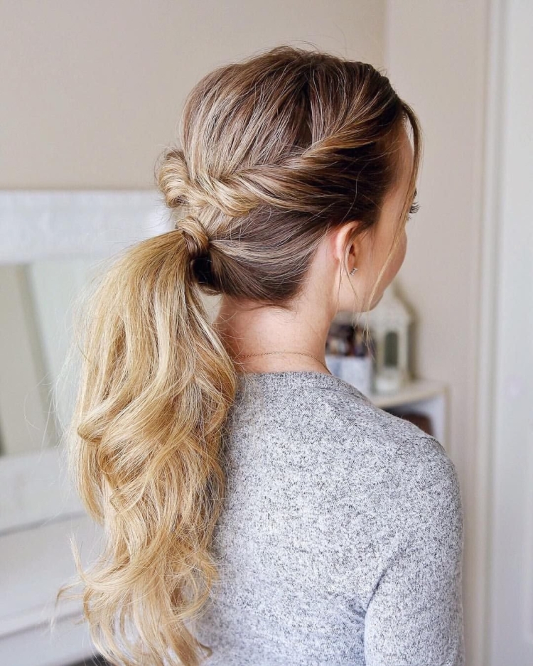 Прическа небрежный хвост