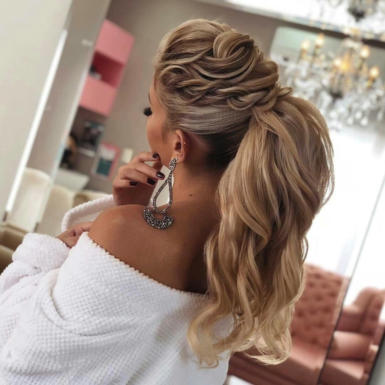 Прическа высокий хвостик