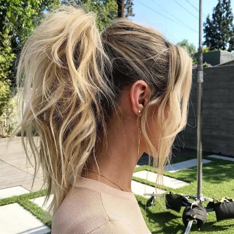 Красивый хвост на длинных волосах