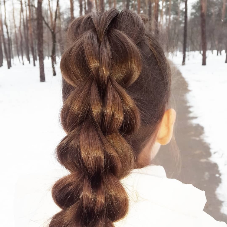 Прическа из хвостиков с резинками