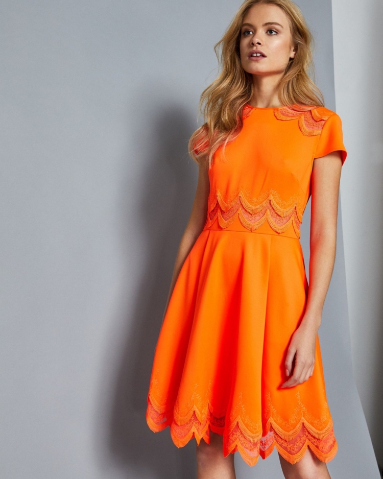 Приталенное платье