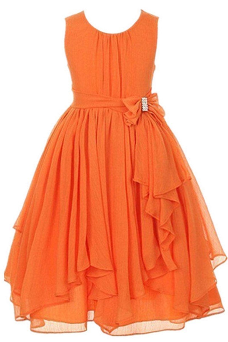 Женщина в оранжевом платье