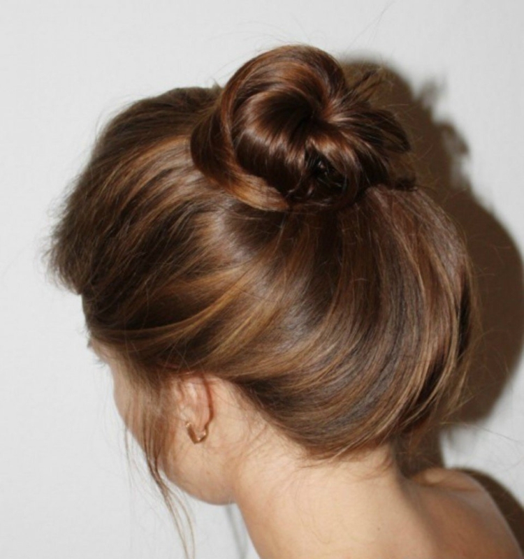 Небрежный пучок на длинные волосы