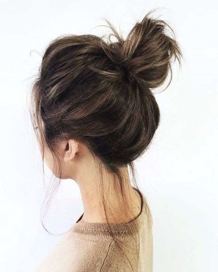 Прическа messy bun