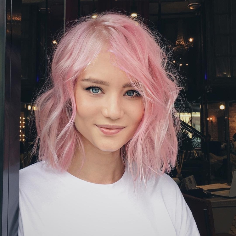 Светло розовые волосы