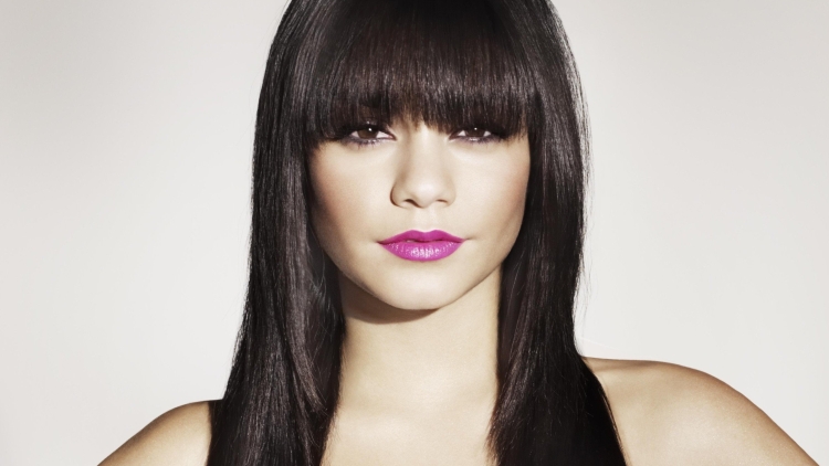 Прическа на прямые волосы с челкой