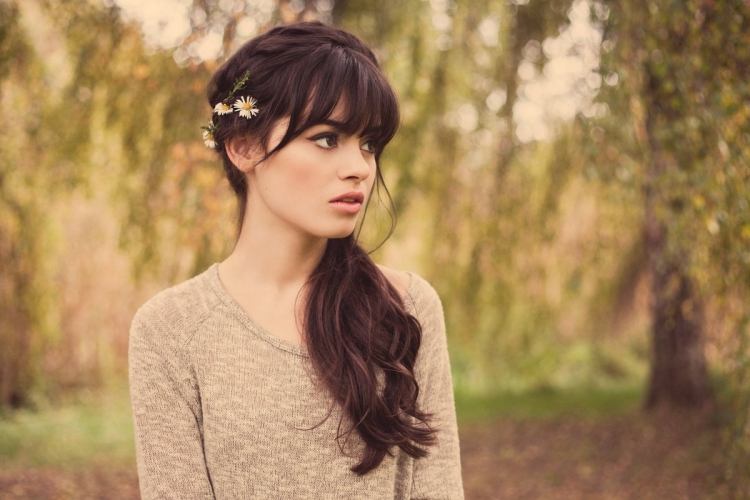 Девушка с челкой в профиль