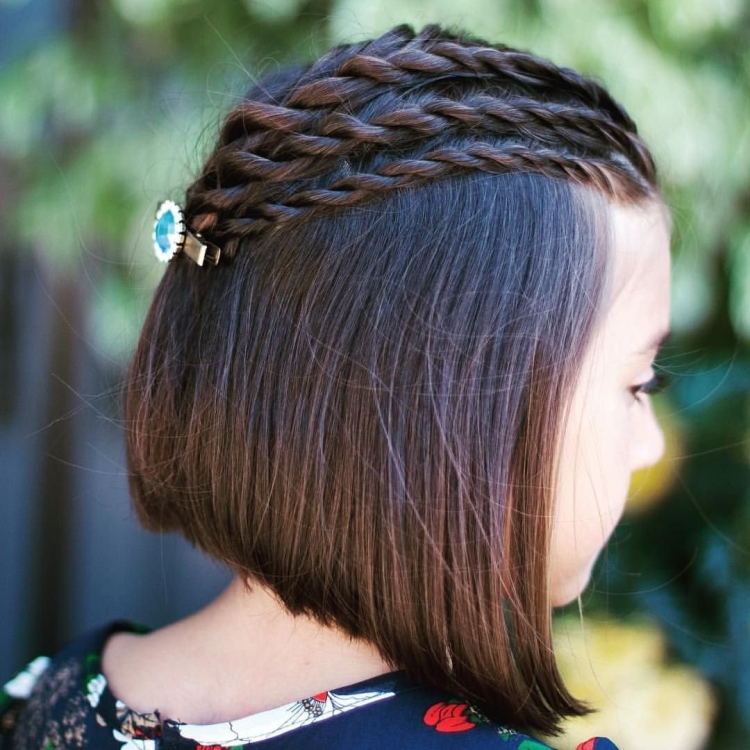 Причёски на короткие волосы в школу