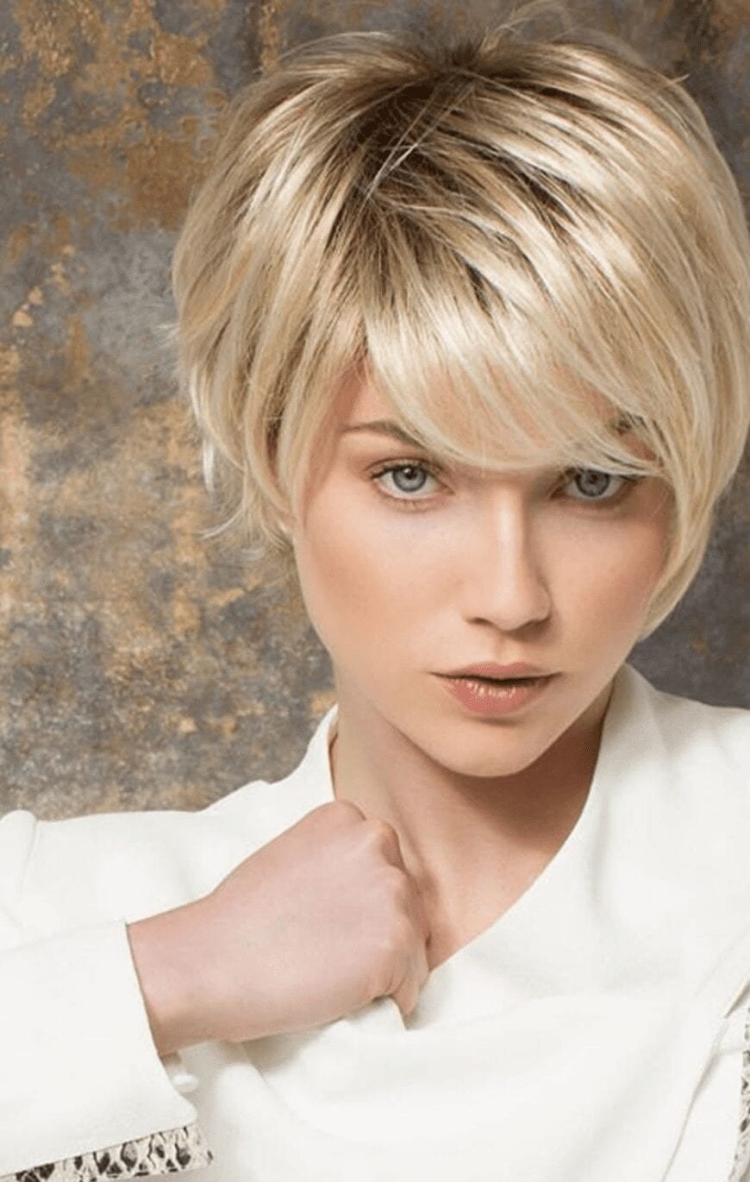 Стрижка Пикси 2022 с челкой на средние волосы