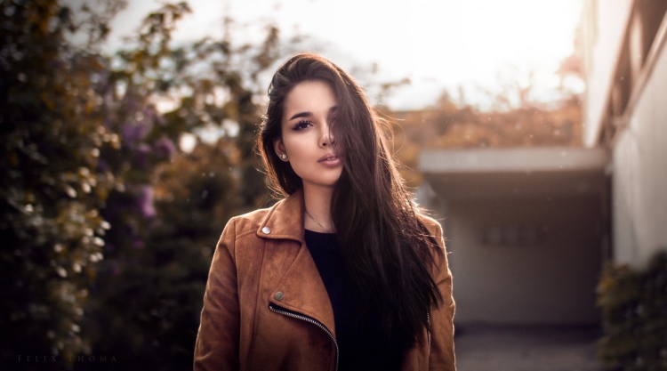 Шатенка в кожаной куртке