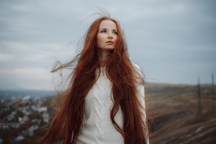 Девушка с длинными рыжими волосами
