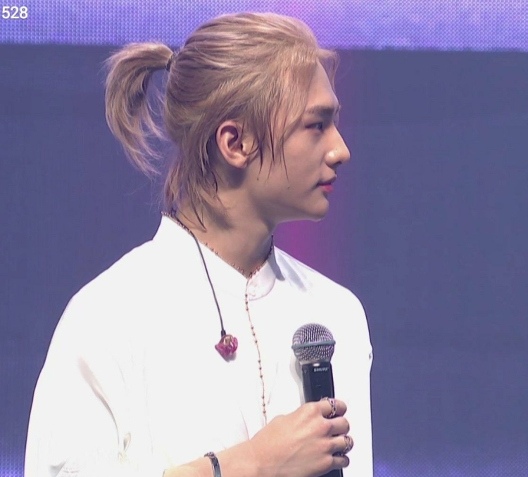 Феликс Stray Kids с длинными волосами