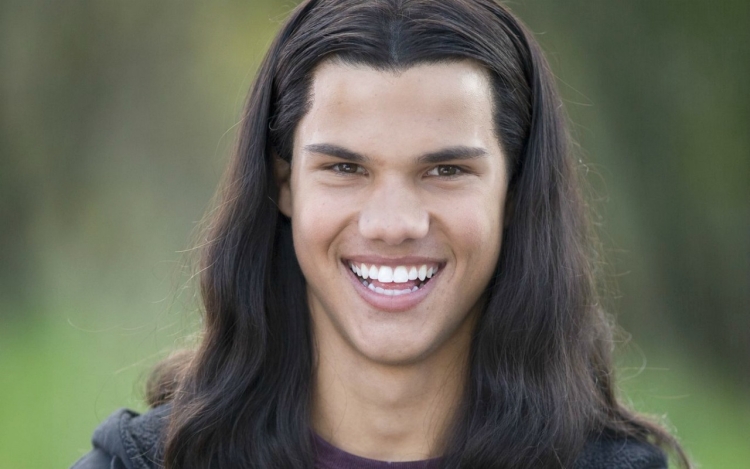 Тейлор Лотнер с длинными волосами