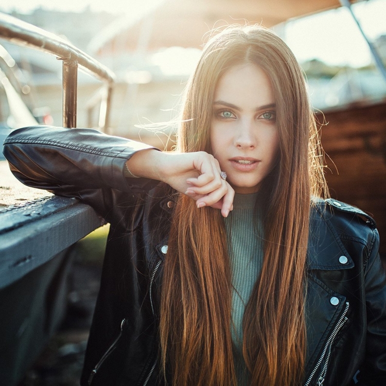 Девушка с длинными волосами и голубыми глазами