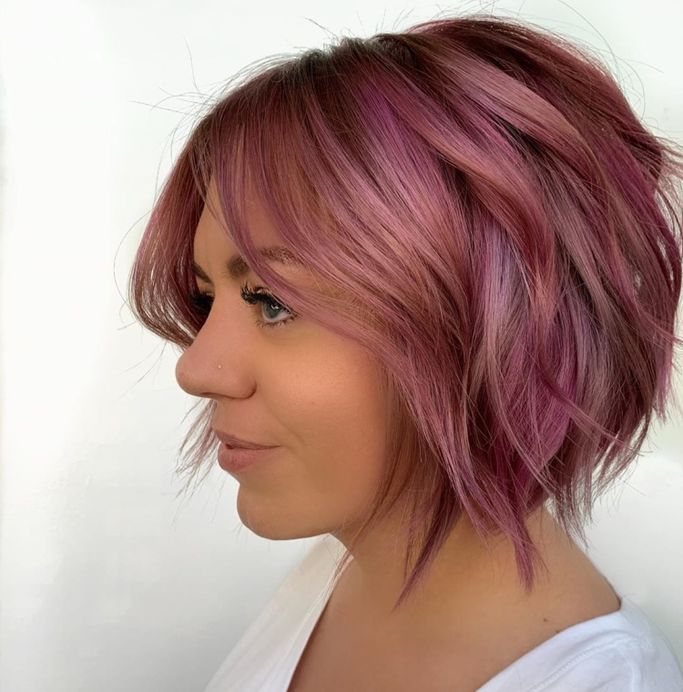 Стрижки женские 2022 на средние волосы с розовым