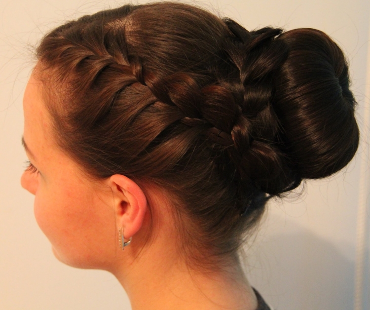 Причёски с шишкой на длинные волосы