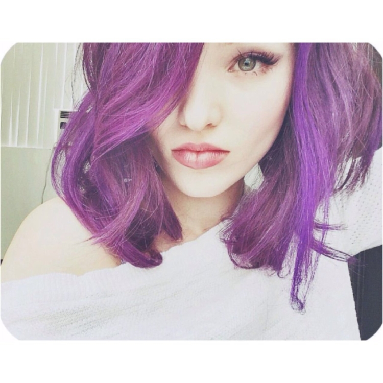 Оливия Обрайн с фиолетовыми волосами