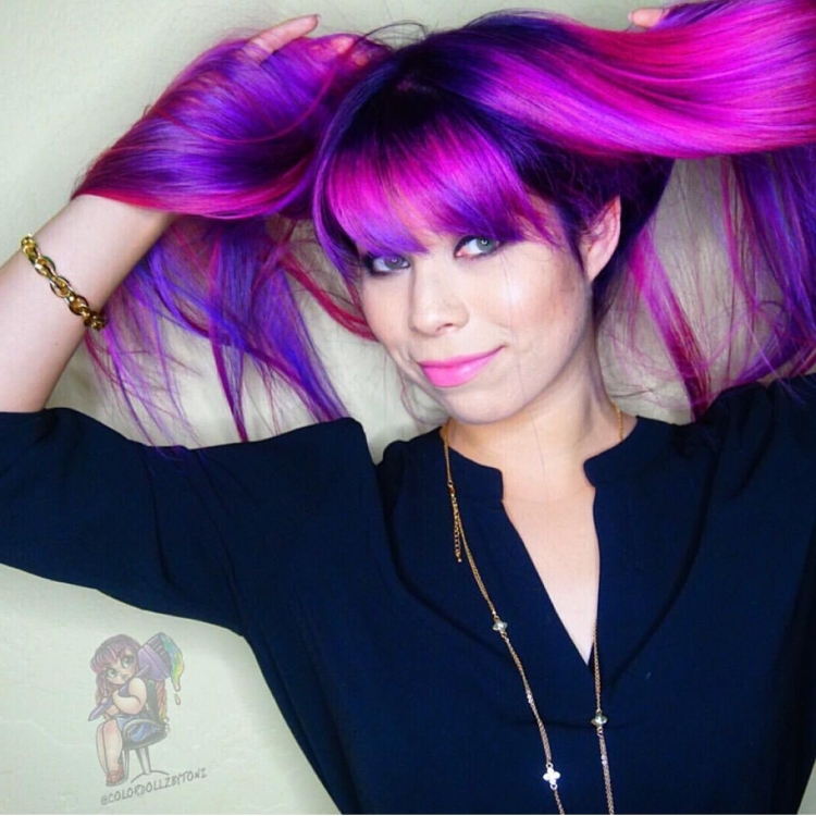 Цветные пряди на черных волосах