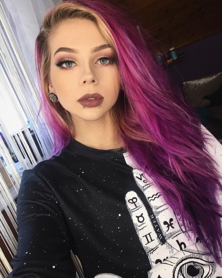 Блогер с фиолетовыми волосами