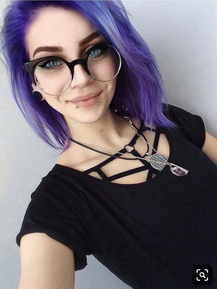 Девушка с фиолетовыми волосами каре