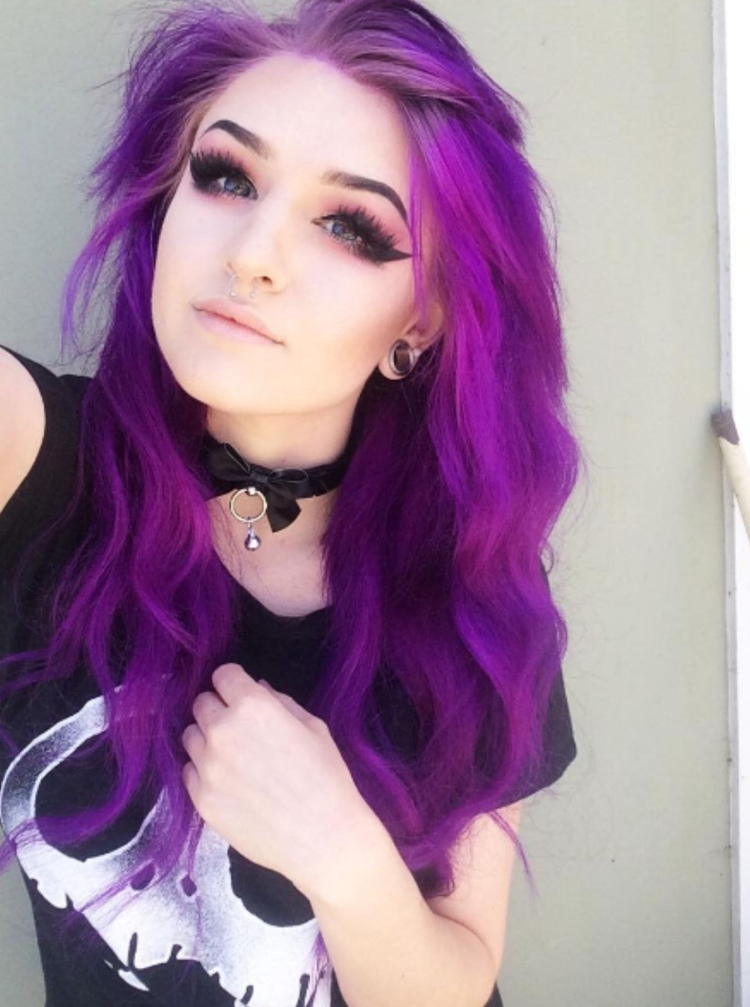 Алина Олешева с фиолетовыми волосами