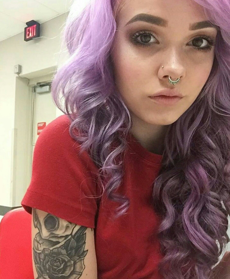 Девочка с фиолетовыми волосами