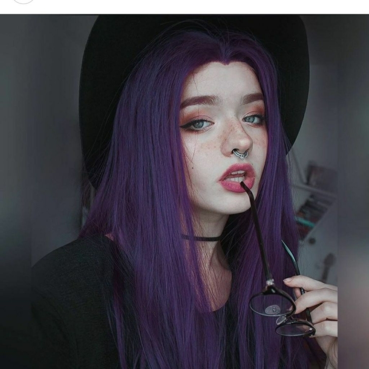 Девушка с темно фиолетовыми волосами